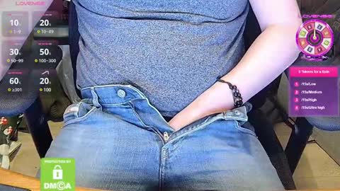 Snapshot of sneakybill82 chatting on 02/23/25, 06:45 Sneakybill online show from 02/23/25, 06:45