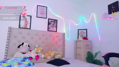 Snapshot of sneakyy_fantasy chatting on 04/15/26, 10:43 Hellen online show from 04/15/26, 10:43