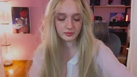 Snapshot of snowflakeskitty chatting on 05/09/26, 05:34 Ellie online show from 05/09/26, 05:34