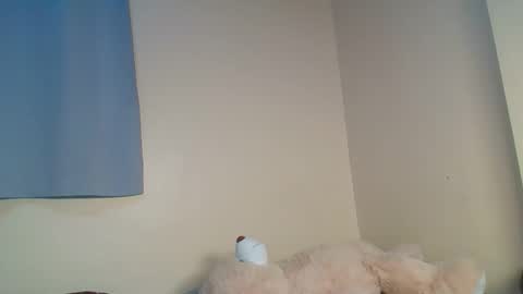 Snapshot of snowie_eyes chatting on 12/17/25, 12:44 Snowie eyes online show from 12/17/25, 12:44