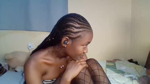 Snapshot of snowie_eyes chatting on 01/17/26, 12:54 Snowie eyes online show from 01/17/26, 12:54