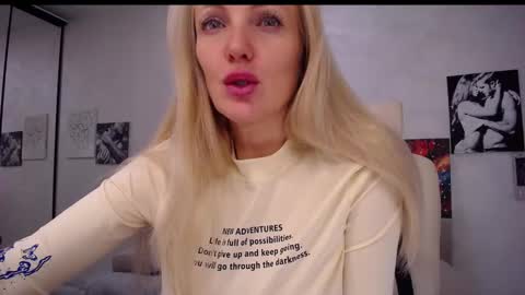 Snapshot of so_sexy_monna chatting on 01/15/25, 02:46 Monna online show from 01/15/25, 02:46