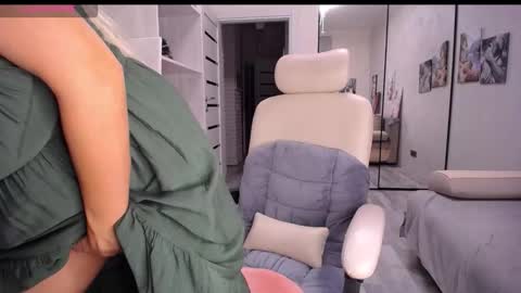 Snapshot of so_sexy_monna chatting on 09/22/25, 05:48 Monna online show from 09/22/25, 05:48