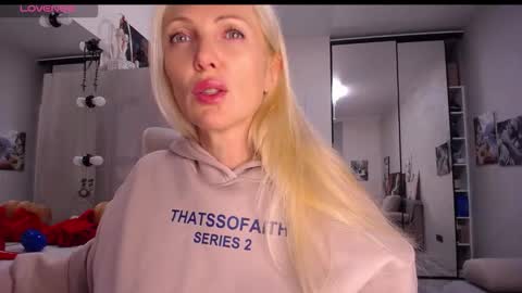 Snapshot of so_sexy_monna chatting on 11/01/25, 06:21 Monna online show from 11/01/25, 06:21