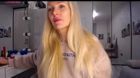 Snapshot of so_sexy_monna chatting on 11/03/25, 02:40 Monna online show from 11/03/25, 02:40