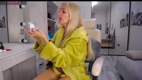 Snapshot of so_sexy_monna chatting on 11/06/25, 06:42 Monna online show from 11/06/25, 06:42