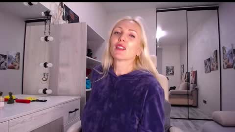 Snapshot of so_sexy_monna chatting on 11/11/25, 03:01 Monna online show from 11/11/25, 03:01