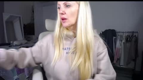 Snapshot of so_sexy_monna chatting on 02/05/26, 04:00 Monna online show from 02/05/26, 04:00