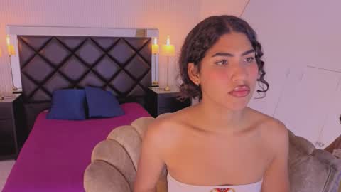 Snapshot of soffiene chatting on 03/12/26, 09:21 yoki online show from 03/12/26, 09:21