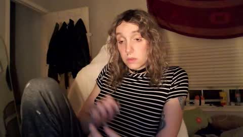 Snapshot of soffpurr chatting on 11/10/25, 02:21 Lilytea online show from 11/10/25, 02:21