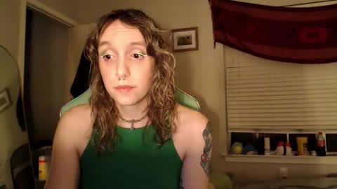 Snapshot of soffpurr chatting on 11/17/25, 12:27 Lilytea online show from 11/17/25, 12:27