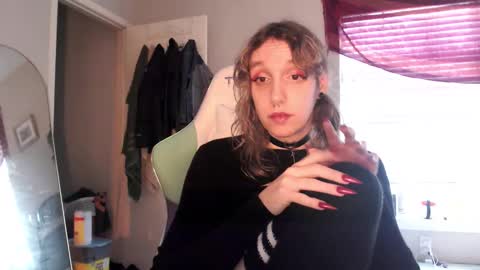 Snapshot of soffpurr chatting on 11/19/25, 09:48 Lilytea online show from 11/19/25, 09:48
