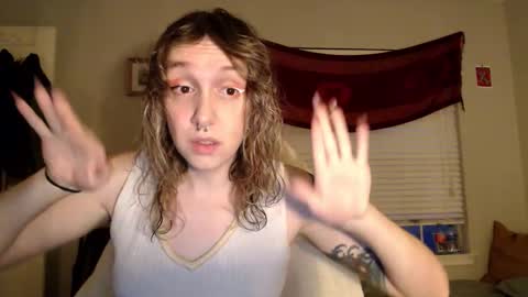 Snapshot of soffpurr chatting on 11/30/25, 11:31 Lilytea online show from 11/30/25, 11:31
