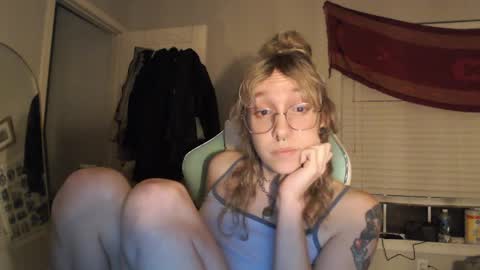 Snapshot of soffpurr chatting on 05/15/26, 07:26 Lilytea online show from 05/15/26, 07:26