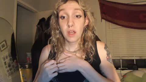 Snapshot of soffpurr chatting on 05/20/26, 07:14 Lilytea online show from 05/20/26, 07:14