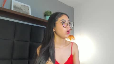 Snapshot of sofi_alix chatting on 04/05/26, 08:06 S O F I online show from 04/05/26, 08:06
