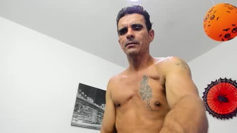 Snapshot of sofi_and_santy chatting on 11/02/25, 01:02 SOFI AND SANTY online show from 11/02/25, 01:02