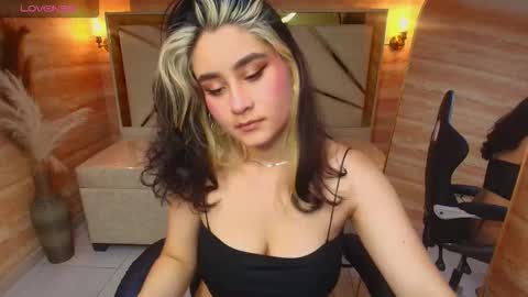 Snapshot of sofi_r_ chatting on 11/24/25, 08:19 sofi_r_ online show from 11/24/25, 08:19