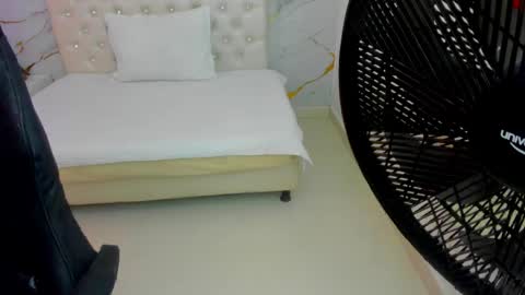 sofia_echeverri online show from 04/18/26, 12:31