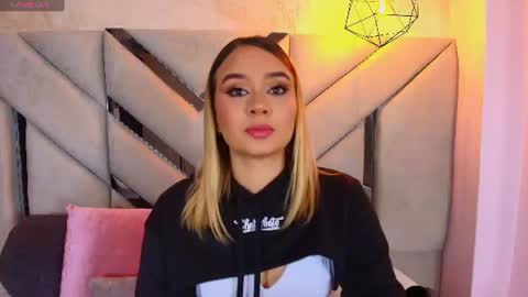 Snapshot of sofia_pamela_ chatting on 06/10/26, 07:02 online show from 06/10/26, 07:02