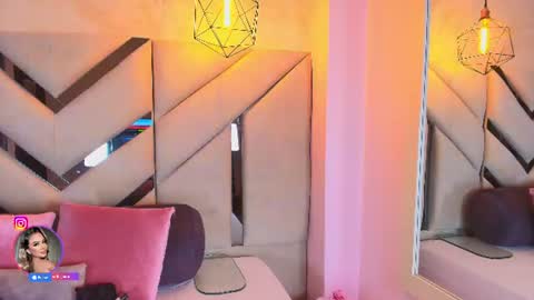 Snapshot of sofia_pamela_ chatting on 06/22/26, 07:00 online show from 06/22/26, 07:00