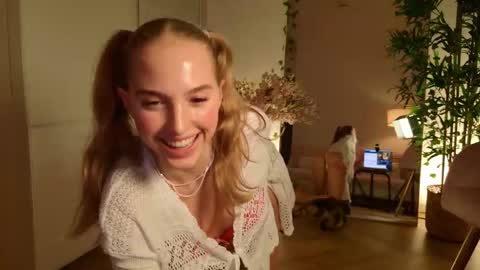 Snapshot of sofiaaaxoxoxo chatting on 10/28/25, 04:53 Sofia online show from 10/28/25, 04:53