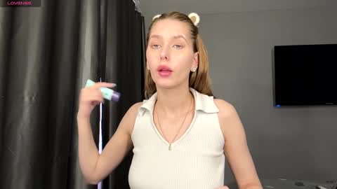 Hi My name is Sofia Welcome to my room Please thumbs up - its important online show from 01/12/26, 09:14