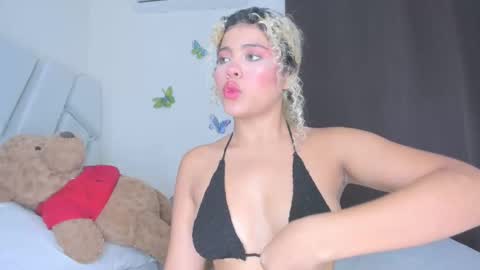 sofiacastillo01 online show from 04/05/26, 06:27