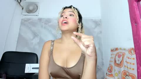 sofiacastillo01 online show from 05/15/26, 02:13