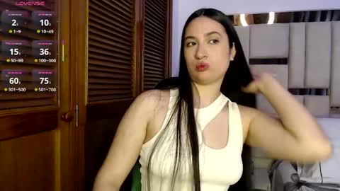 sofiaduque_26 online show from 06/03/26, 08:14