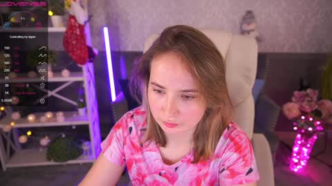 Snapshot of sofiebloom chatting on 12/28/24, 03:37 Sofie online show from 12/28/24, 03:37