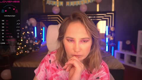 Snapshot of sofiebloom chatting on 12/30/24, 03:36 Sofie online show from 12/30/24, 03:36