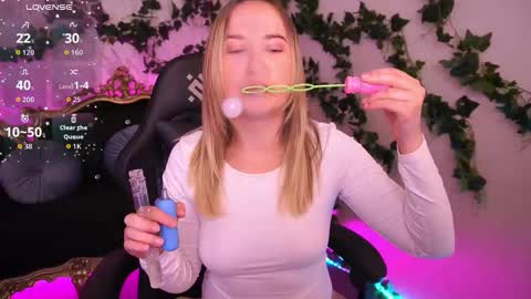 Snapshot of sofiebloom chatting on 10/16/25, 06:53 Sofie online show from 10/16/25, 06:53