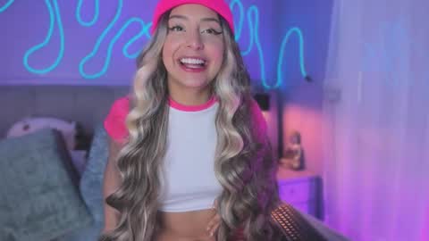 Snapshot of sofly_s chatting on 11/18/25, 12:31 Sofi online show from 11/18/25, 12:31