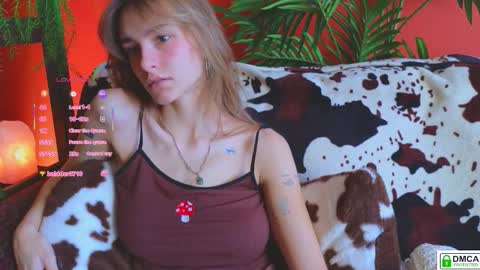 Snapshot of soft_animal chatting on 10/08/25, 07:28 E online show from 10/08/25, 07:28