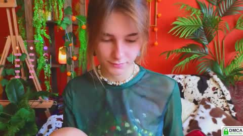 Snapshot of soft_animal chatting on 10/18/25, 07:20 E online show from 10/18/25, 07:20