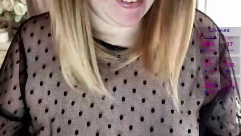 Snapshot of soft_body chatting on 04/28/26, 01:27 Hi Im Sofia online show from 04/28/26, 01:27