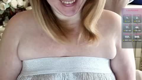 Snapshot of soft_body chatting on 05/22/26, 01:28 Hi Im Sofia online show from 05/22/26, 01:28