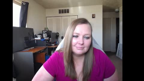 Snapshot of softerpeaches chatting on 03/12/25, 07:38 Rose online show from 03/12/25, 07:38