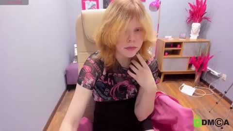 Snapshot of softflame chatting on 12/14/25, 04:56 softflame online show from 12/14/25, 04:56