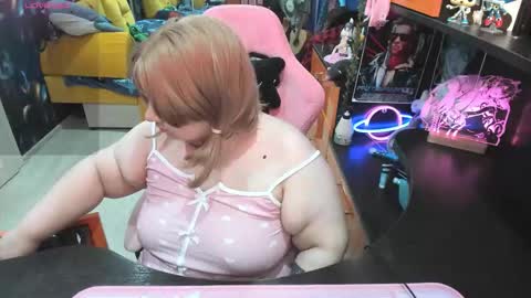 Snapshot of softie_sofy chatting on 10/17/25, 02:15 Sofie online show from 10/17/25, 02:15