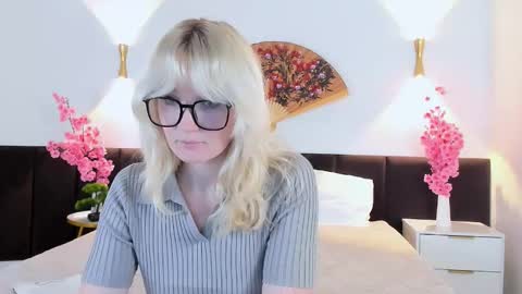 Snapshot of softsunrise chatting on 11/04/25, 03:00 softsunrise online show from 11/04/25, 03:00