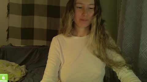 Snapshot of song_to_the_siren chatting on 12/20/24, 01:11 Mary online show from 12/20/24, 01:11