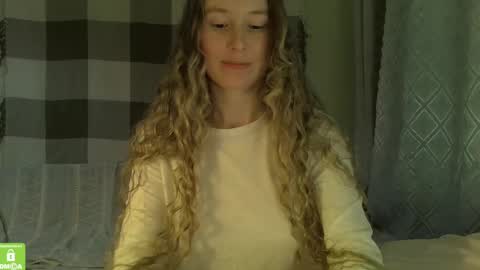 Snapshot of song_to_the_siren chatting on 01/20/25, 02:36 Mary online show from 01/20/25, 02:36