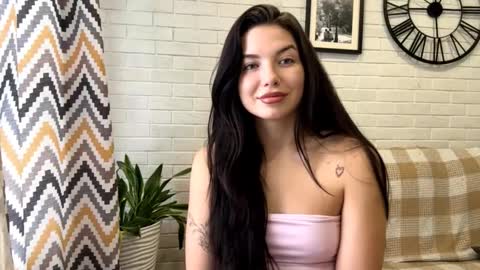 Snapshot of songmunivez chatting on 11/11/25, 07:52 Kira online show from 11/11/25, 07:52