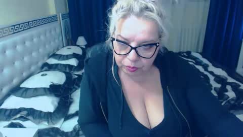 Snapshot of sonyamilf chatting on 12/19/24, 05:29 Sonya online show from 12/19/24, 05:29