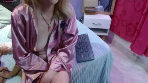 Snapshot of sophia_ny chatting on 01/10/25, 02:25 SOPHIA online show from 01/10/25, 02:25