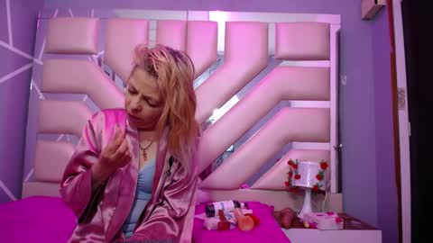 Snapshot of sophia_ny chatting on 02/26/25, 01:53 SOPHIA online show from 02/26/25, 01:53