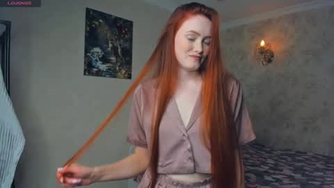 Snapshot of sophia_turn chatting on 09/29/25, 03:06 Sophia online show from 09/29/25, 03:06