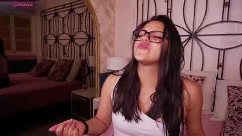 Snapshot of sophia_wilsonn_ chatting on 12/05/25, 11:19 Sofi online show from 12/05/25, 11:19